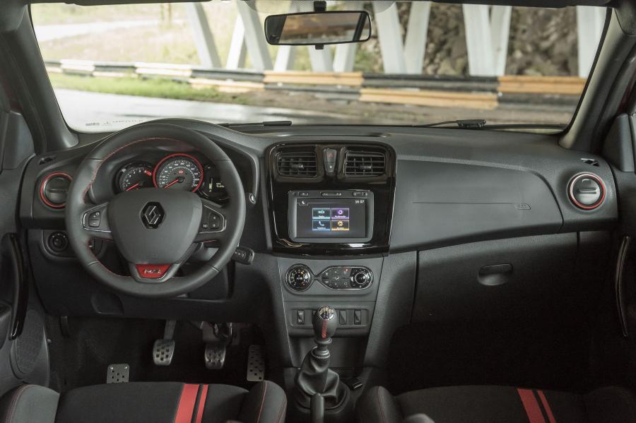 Торпедо Renault Sandero R.S. 2019 года  (фото 41 из 49)